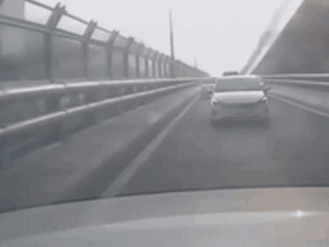 Phát hiện xe máy đi ngược chiều trên đường vành đai 2, tài xế ô tô có pha xử lý nhận được 'mưa' lời khen