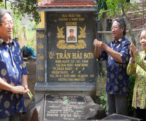 Tự lập 2 ngôi mộ to giữa nhà dù vẫn đang sống khỏe mạnh, cả làng sửng sốt khi nghe hai vợ chồng nói lí do