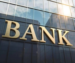 Ông bà U80 đòi chuyển 300 triệu đồng cho cháu gái mua xe, nhân viên ngân hàng tinh ý nhận ra vấn đề: Cảnh sát ập đến tóm gọn ổ tội phạm tinh vi