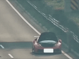 Dừng xe trên cao tốc, những gì xảy ra sau đó khiến cho tài xế chiếc Lamborghini không khỏi hoảng hốt