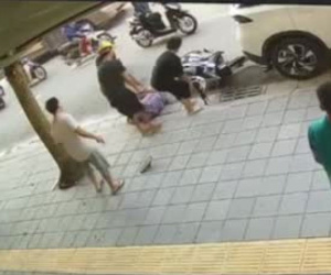 Clip: Tài xế nằm gục vì phóng xe máy vào đuôi ô tô như tự sát, người dân vội tới cứu giúp