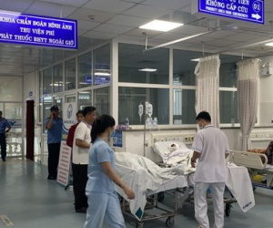 Câu cá gần bãi tắm Long Cung, 3 người bị điện giật nguy kịch