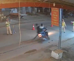 VIDEO: Lao xe máy vào tổ CSGT kiểm tra nồng độ cồn, 1 đại úy bị thương