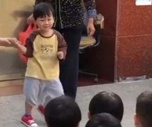 Cậu bé nhất quyết không đi học, cô giáo 'tung chiêu độc' khiến phụ huynh cười lăn lộn: Phen này không đi học không được!
