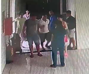 Một điều dưỡng bị người nhà bệnh nhân 'đánh hội đồng' ở Bình Phước