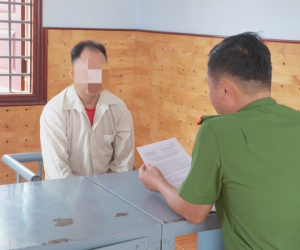 Kẻ đồi bại nhiều lần hiếp dâm con gái rồi cho tiền 'bịt miệng'