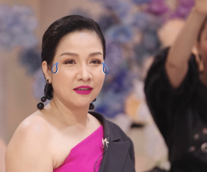 Mỹ Linh ngồi lạc lõng thu mình giữa 29 chị em, Lệ Quyên rủ: 'Ra đây buôn chuyện cho vui'
