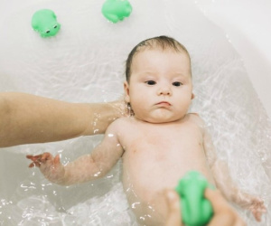 Tắm sai cách, nữ y tá khiến bé sơ sinh bỏng nặng da đầu