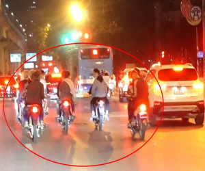 Cảnh sát 141 hóa trang bắt giữ nhóm thanh niên mang gậy 3 khúc đi 'diễu phố'