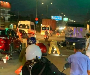 Xe tải đâm 6 xe máy, 1 ô tô con đang dừng chờ đèn đỏ