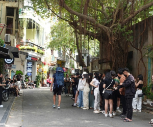 Hà Nội: Chen chân xếp hàng chỉ để chụp ảnh với... bức tường, tranh cãi vì vấn đề gây ùn tắc