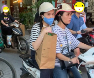 Hai ái nữ cựu Chủ tịch CLB Sài Gòn lọt ống kính 'team qua đường': Đèo nhau bằng xe máy, đeo túi hơn 700 triệu