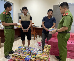 Công an bóc mẽ bí mật bên trong khoang độ chế xe tải