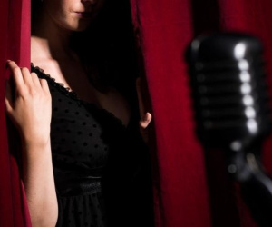 Vụ nữ ca sĩ hàng đầu showbiz nghi bị cấm biểu diễn: Người trong cuộc phản ứng ra sao?