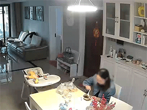 Người phụ nữ 'giật bắn mình' với quả trứng tự nổ sau khi được hâm nóng trong lò vi sóng
