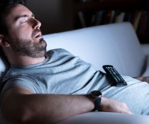 Bật tivi khi ngủ gây 4 nguy hại sức khỏe, làm gì để bỏ thói quen này?