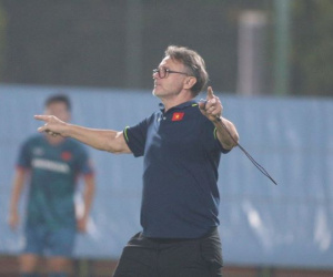 HLV Philippe Troussier thấp thỏm với chấn thương của Quế Ngọc Hải