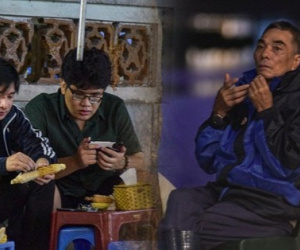 Người Hà Nội mặc áo rét, lấy khăn quàng, ăn ngô nướng trong gió lạnh đầu mùa
