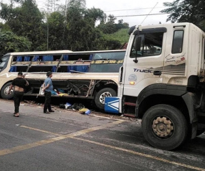 Tai nạn liên hoàn giữa 3 xe khách và xe ôtô 7 chỗ trên quốc lộ
