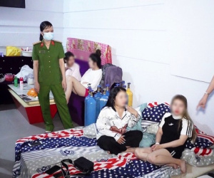 Phát hiện 4 nữ và 2 nam 'bay lắc' trong căn phòng có 50 bình khí cười