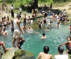 Suối nước kỳ lạ 'hè mát đông ấm', quanh năm trong xanh ở Nghệ An