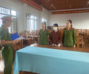 Xé biên bản, đạp vào người CSGT, người phụ nữ nhận cái kết đắng
