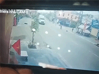 Đi xe từ trong ngõ ra không quan sát, SUV gặp 'kết đắng' khi gặp xe container