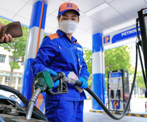 Đề xuất tiếp tục giảm thuế, giá xăng dầu bớt áp lực