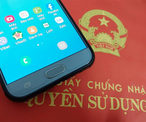 Người dân Hà Nội bất ngờ được yêu cầu mang sổ đỏ đi tích hợp VNeID