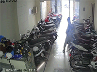 Mở cửa dắt xe thiếu cảnh giác, nam sinh để kẻ gian vào 'cuỗm' luôn tài sản người dân trong khu trọ