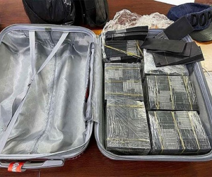 Mang hơn 1 triệu USD giả, nhuộm đen ra nước ngoài bán