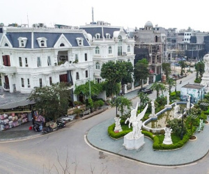 Choáng ngợp biệt thự 'khủng' san sát ở làng đại gia giàu có bậc nhất, đất ở đây đắt ngang phố cổ Hà Nội