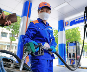 Giá xăng trong nước ngày mai có thể quay đầu giảm sau 2 lần tăng