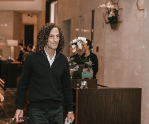 Kenny G đã đến Hà Nội, mang theo cây kèn đặc biệt để đấu giá