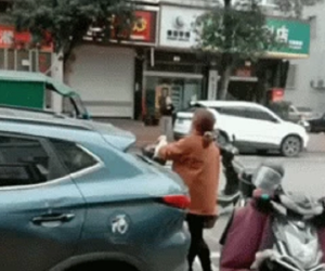 Chồng nói đi công tác nhưng vợ thấy xe ô tô trên 1 con phố, danh tính tiểu tam gây sốc nặng