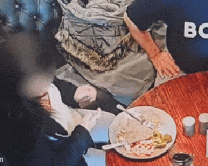 Hai thực khách bày trò tinh vi để ăn miễn phí ở nhà hàng, camera giám sát ghi lại cảnh khó tin