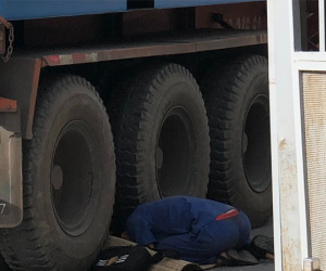 Chồng quỳ gối, gào khóc bên xác vợ mắc kẹt dưới bánh xe container