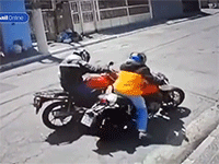 Tên cướp ngã xuống đường tử vong sau khi cùng đồng bọn đi cướp xe máy