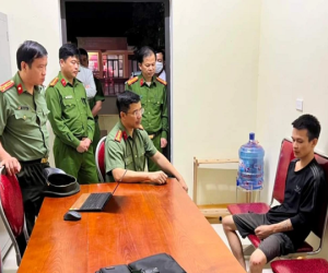 Đại úy công an bị tấn công liên tiếp bằng kéo khi làm nhiệm vụ