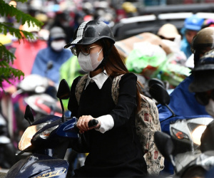 Người Hà Nội trùm áo mưa kín mít, 'chôn chân' giữa phố trong cái rét đầu mùa