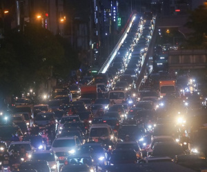 Đường phố tắc nghẽn, người dân Thủ đô mặc áo mưa tránh lạnh ngày đầu đông