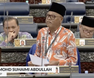 Nghị sĩ Malaysia xin lỗi vì bình luận 'không mặc quần áo' nhắm vào nữ đồng nghiệp