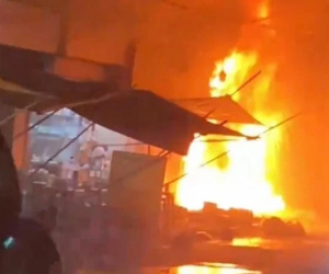 'Bà hỏa' thiêu rụi 3 Ki-ốt ở Hà Nội lúc nửa đêm