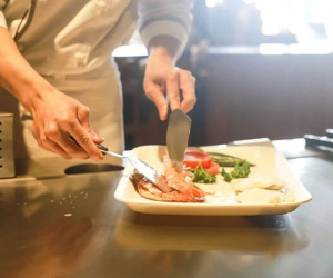 Trên bàn tiệc người EQ cao sẽ chọn 3 món này: Không cần thứ đắt nhất nhưng vẫn có thể 'lấy lòng người'