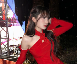 Đang trình diễn cực nóng bỏng, nữ streamer kiêm ca sĩ hoảng hồn khi nhìn xuống dưới hàng ghế khán giả