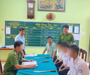 3 học sinh lớp 11 mang dao đến trường đánh nhau