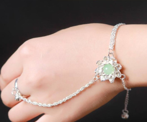 Vòng bạc đeo tay lọt vào ổ điện khi cắm sạc điện thoại khiến nữ sinh bị điện giật tử vong