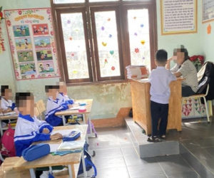 Xôn xao hình ảnh học sinh lớp 6 'dạy học' thay mẹ
