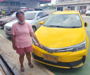 Gạ gẫm tình một đêm thất bại, nữ hành khách trộm taxi của tài xế