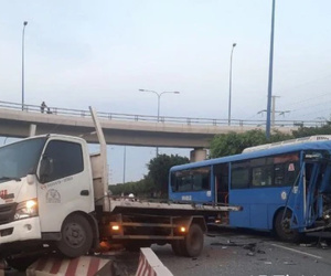 TPHCM: Xe buýt bẹp đầu khi húc đuôi xe tải cứu hộ, nhiều sinh viên hoảng loạn